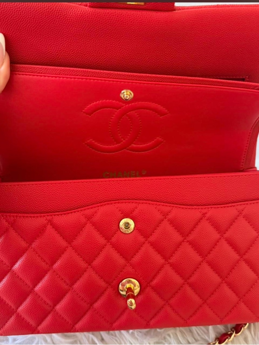 CHANEL Red Quilted Leather Shoulder Bag with Gold Chain - Picture 2 of 3